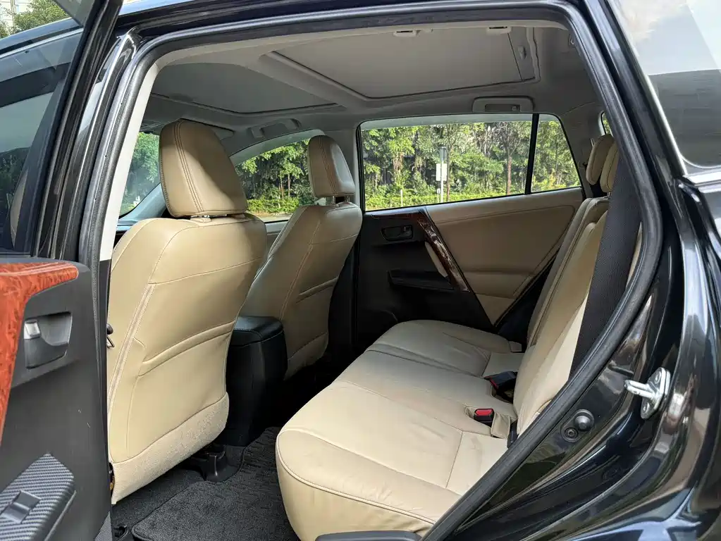 Toyota RAV4 — миниатюра 6