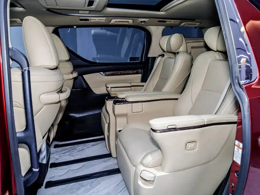 Toyota Alphard — миниатюра 10