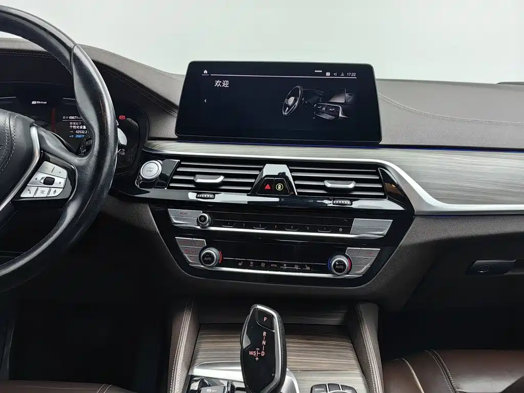 BMW 5 Series New Energy — миниатюра 12