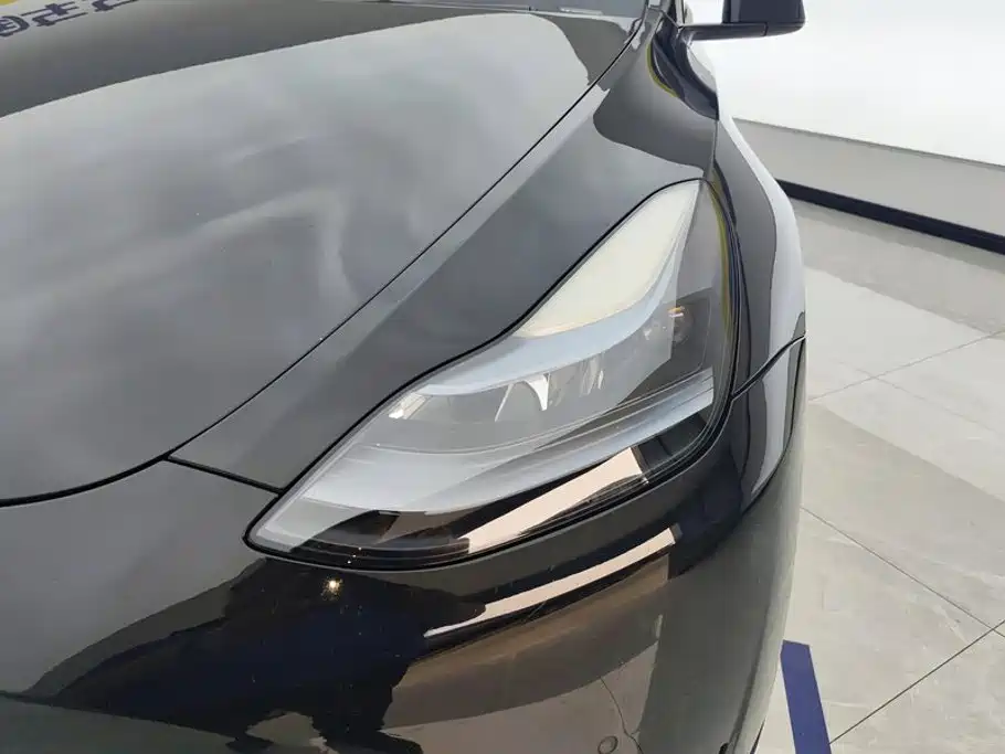 Tesla Model Y — миниатюра 5