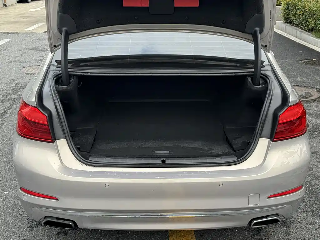 BMW 5 Series New Energy — миниатюра 18