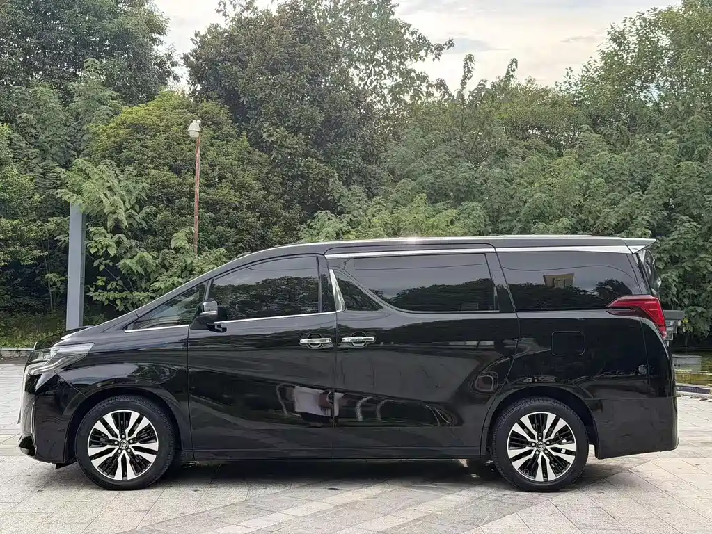 Toyota Alphard — миниатюра 3