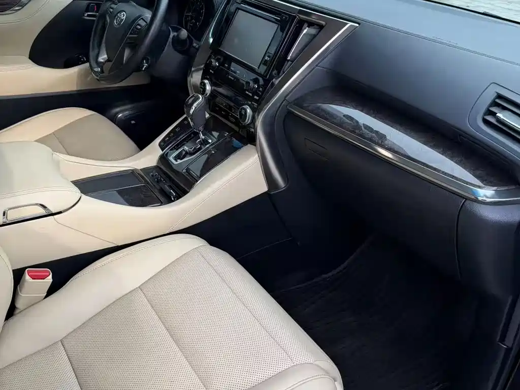 Toyota Alphard — миниатюра 7