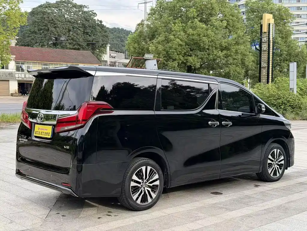 Toyota Alphard — миниатюра 6