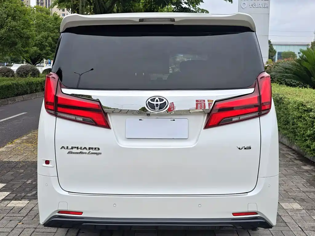 Toyota Alphard — миниатюра 12