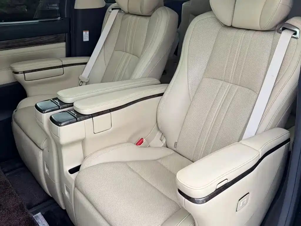 Toyota Alphard — миниатюра 10