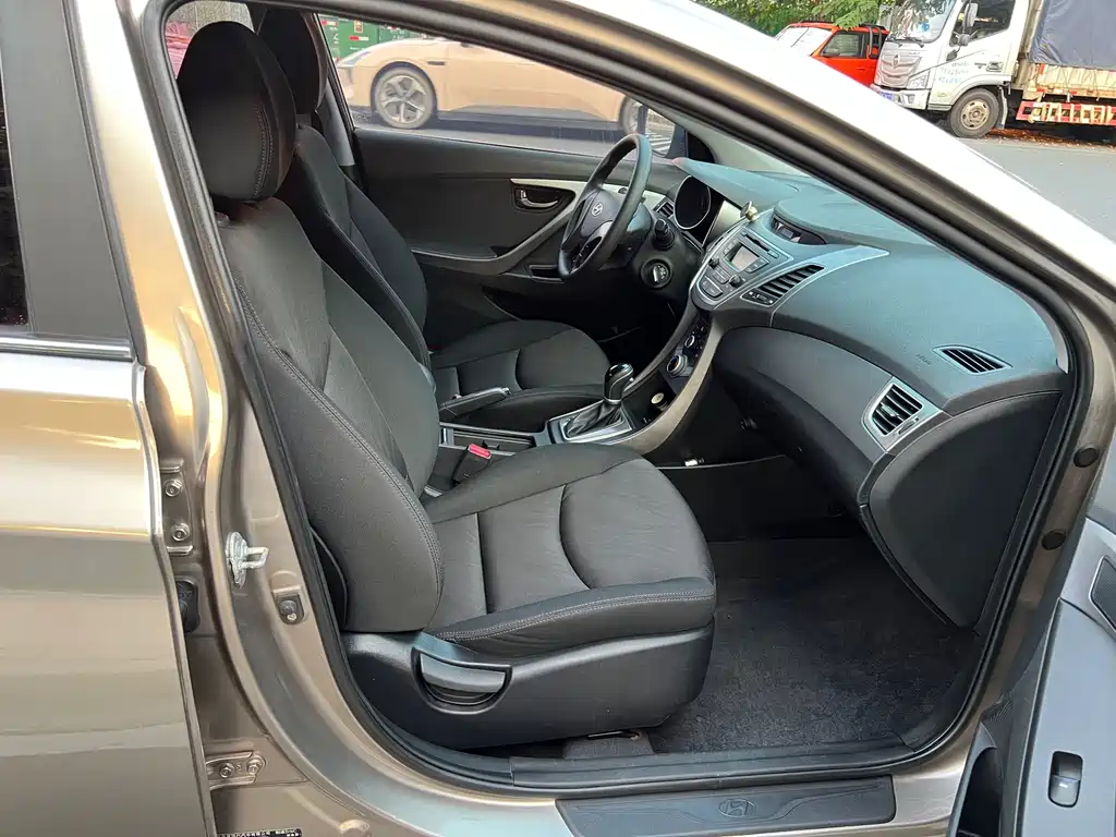 Hyundai Elantra Langdong — миниатюра 10