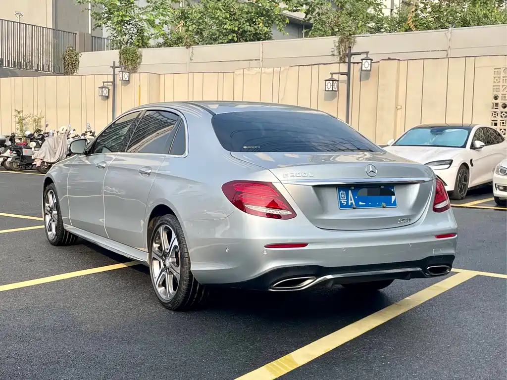 Mercedes-Benz E-Class — миниатюра 9