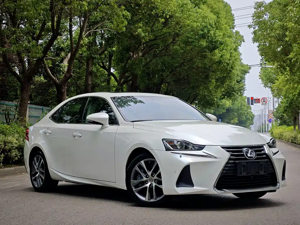 Lexus IS 2017 300 Lead
