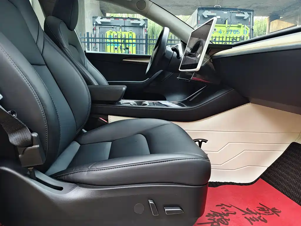 Tesla Model Y — миниатюра 12