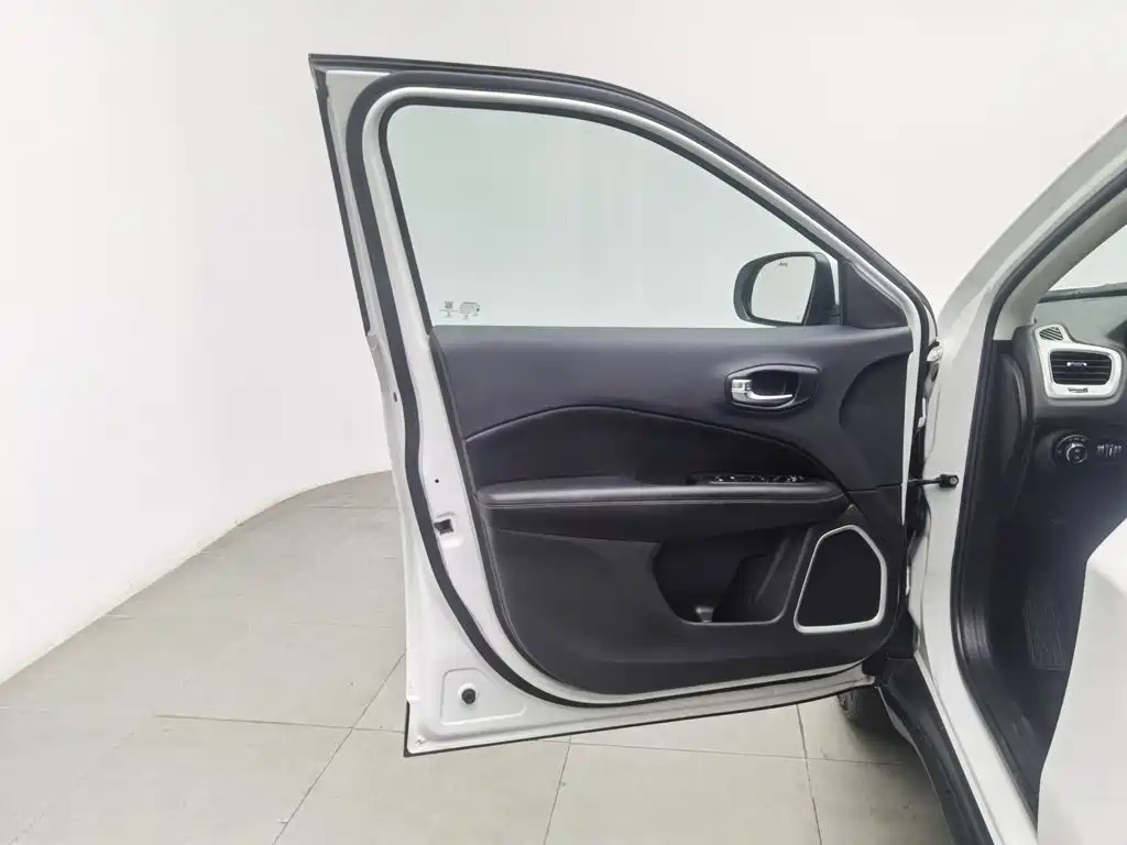 Jeep Compass — миниатюра 8