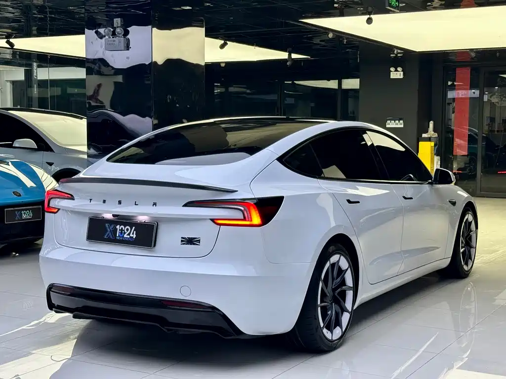 Tesla Model 3 — миниатюра 4