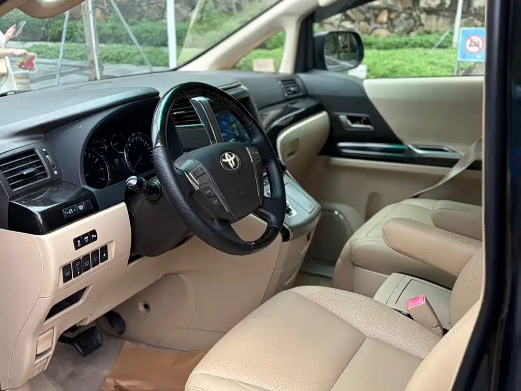 Toyota Alphard — миниатюра 9