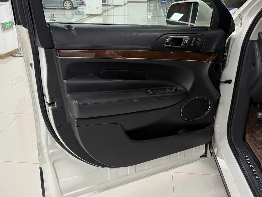 Lincoln MKT — миниатюра 9