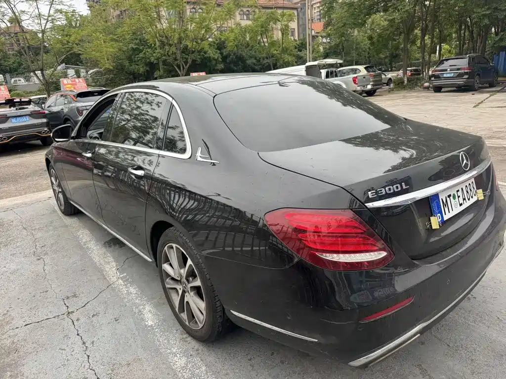 Mercedes-Benz E-Class — миниатюра 9