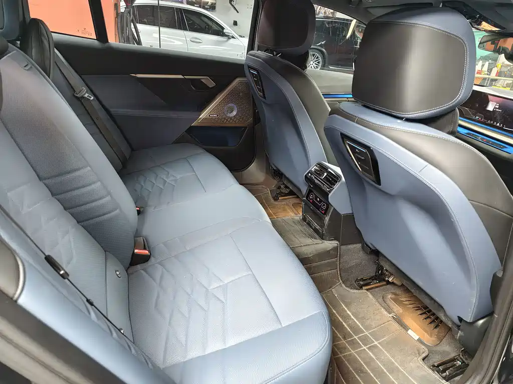 BMW 5 Series — миниатюра 9