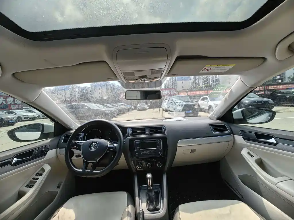 Volkswagen Sagitar 2015 1.6L AT Comfort