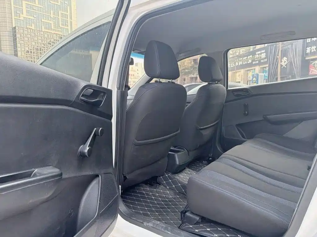 Baojun 310W — миниатюра 5
