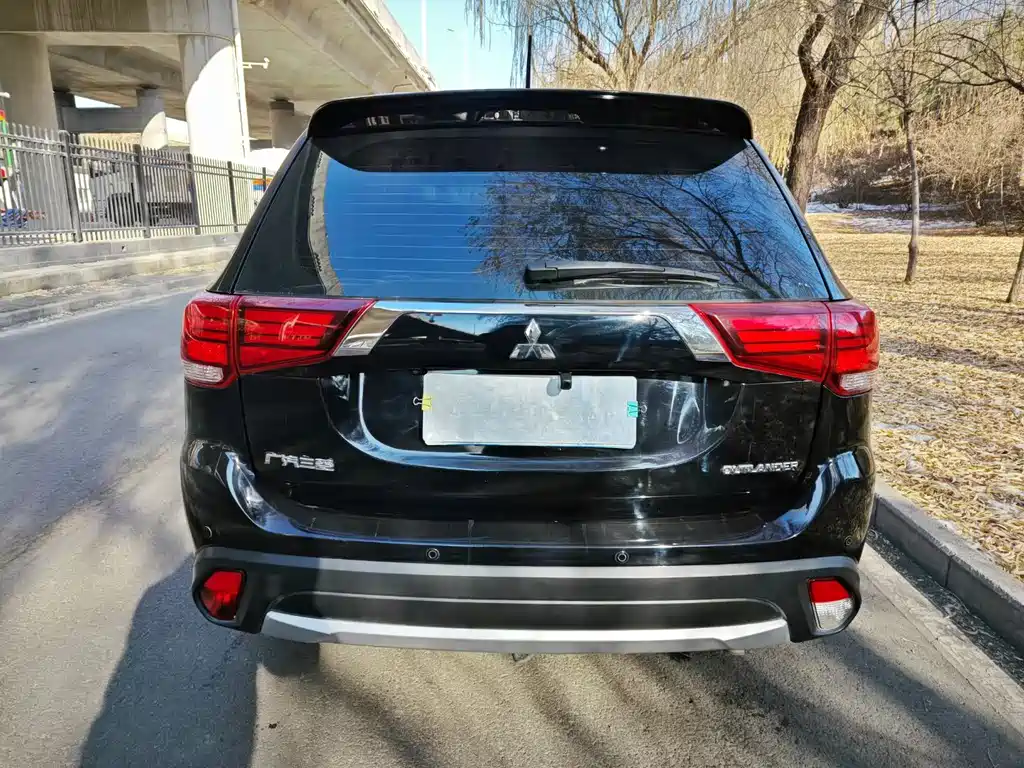 Заказать Mitsubishi Outlander 2017 года за 2 186 555 ₽  из Китая