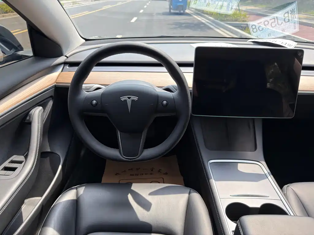 Tesla Model 3 — миниатюра 5
