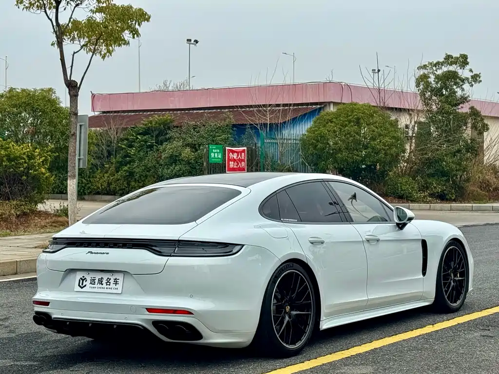 PORSCHE PANAMERA
