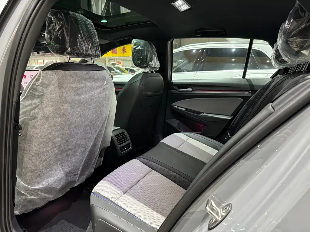 Volkswagen Golf 2025 300TSI R-Line