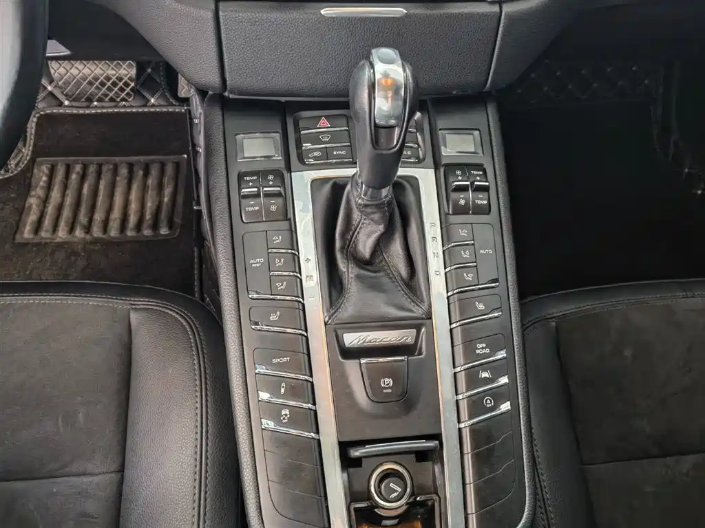 PORSCHE MACAN