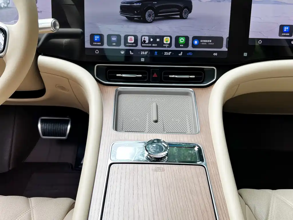 AITO ASK THE WORLD M9