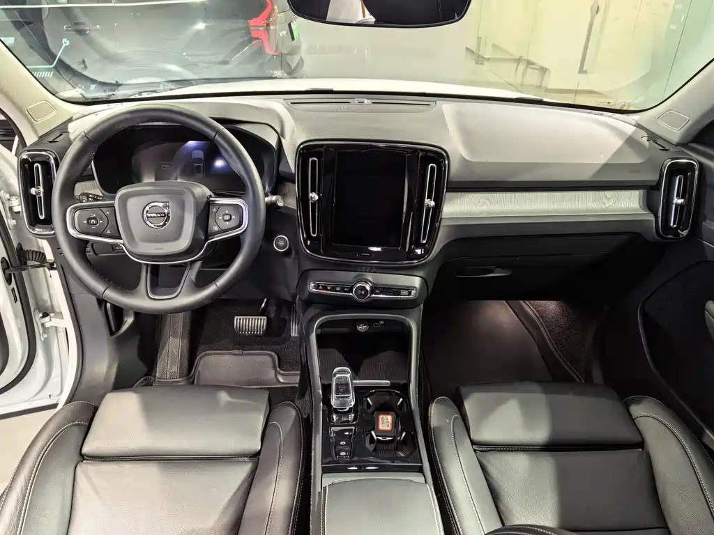Volvo XC40 2025 B4 Luxury