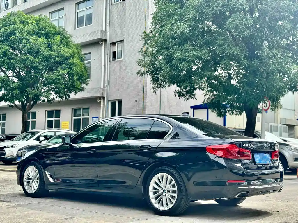 BMW 5 Series — миниатюра 12