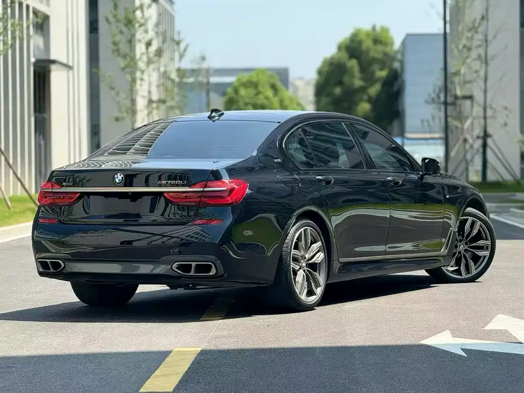 BMW 7 Series — миниатюра 8
