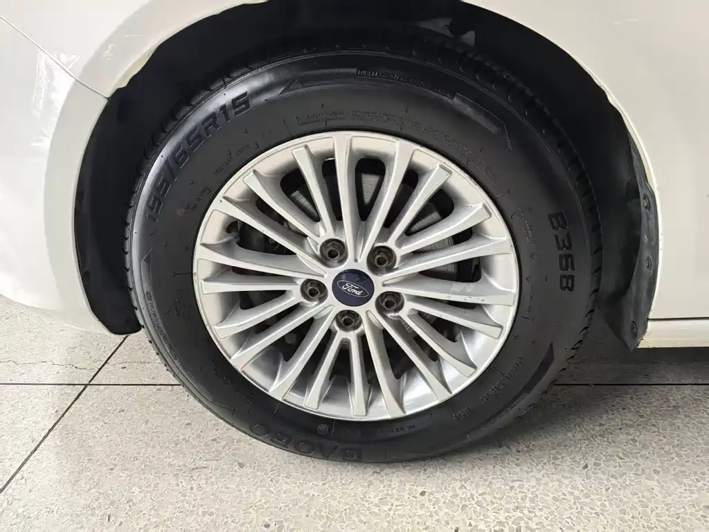 Ford Escort 2015 1.5L MT Comfort