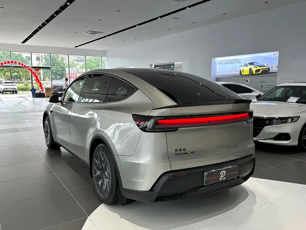 Tesla Model Y L — миниатюра 3