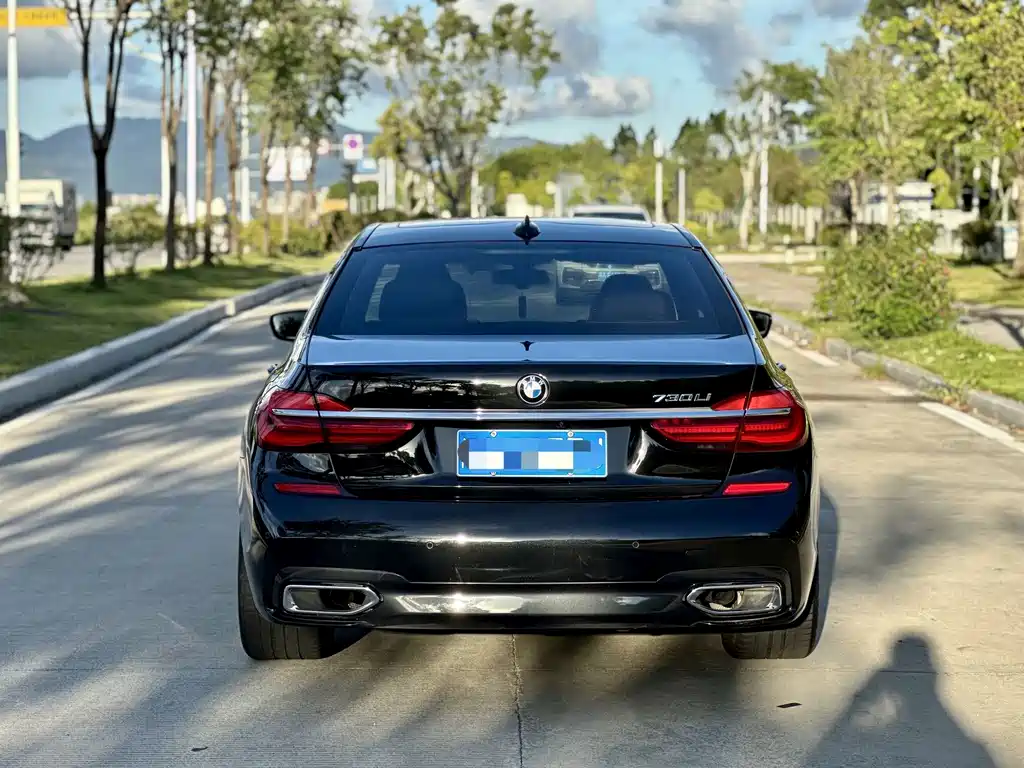 BMW 7 Series — миниатюра 11