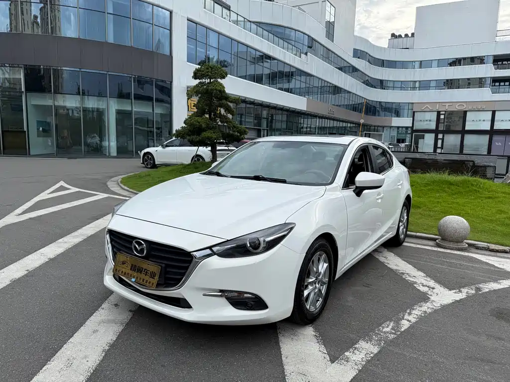 Mazda Mazda3 3 2017 1.5L AT Luxury V