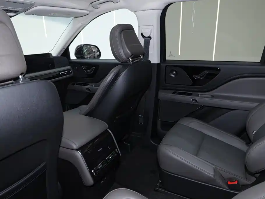 Lincoln Aviator — миниатюра 17
