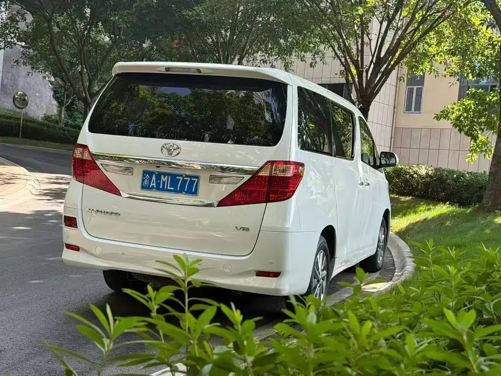 Toyota Alphard — миниатюра 9
