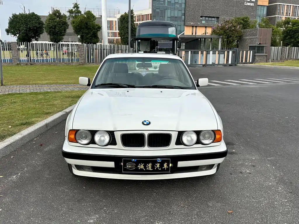 BMW 5 Series — миниатюра 3