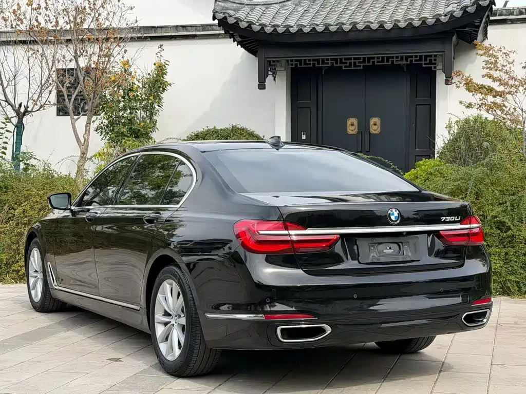 BMW 7 Series — миниатюра 9