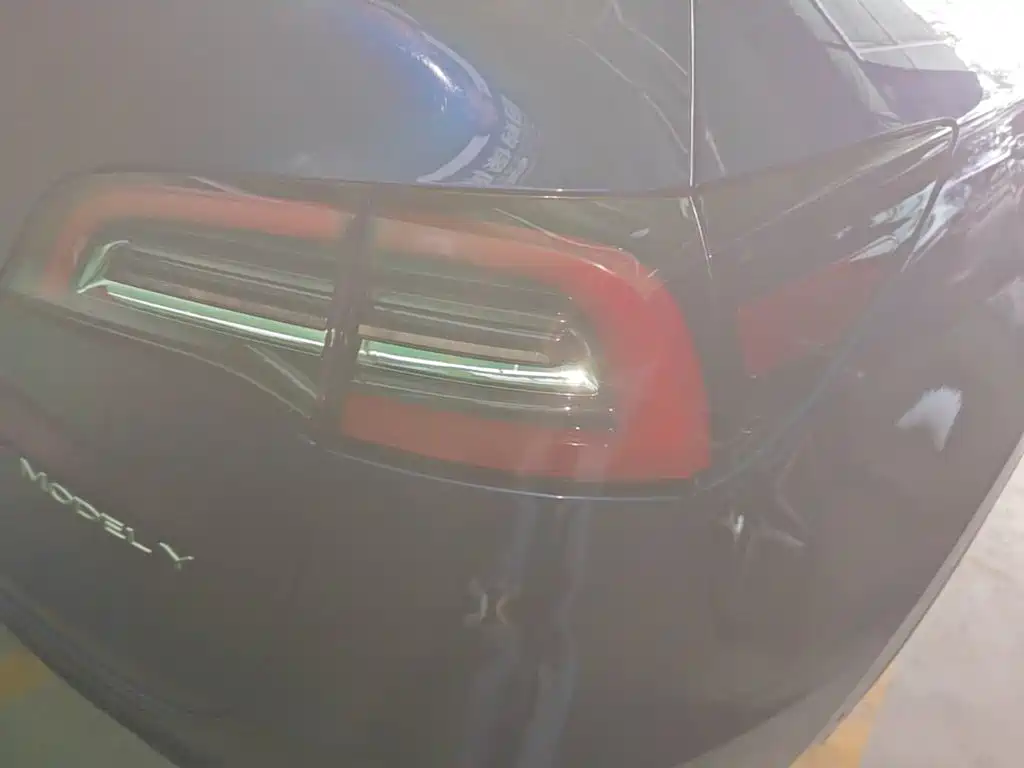 Tesla Model Y — миниатюра 8