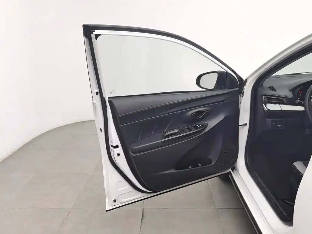 Toyota Yaris L — миниатюра 8