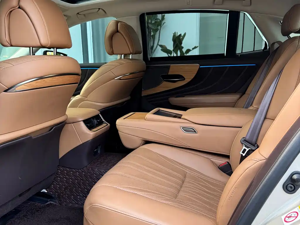 Lexus LS 2018 500h Luxury V