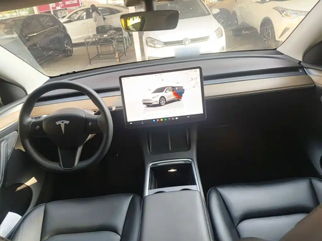 Tesla Model Y — миниатюра 10