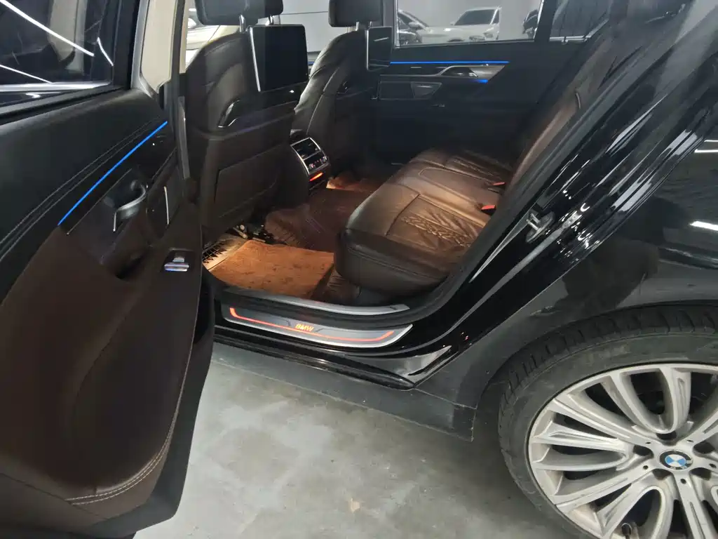 BMW 7 Series — миниатюра 5