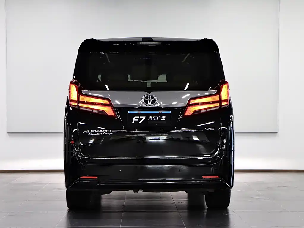Toyota Alphard — миниатюра 5