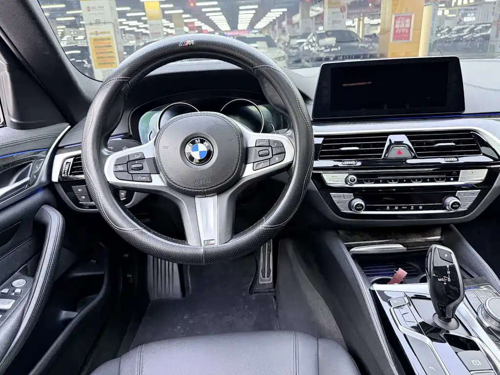BMW 5 Series — миниатюра 13