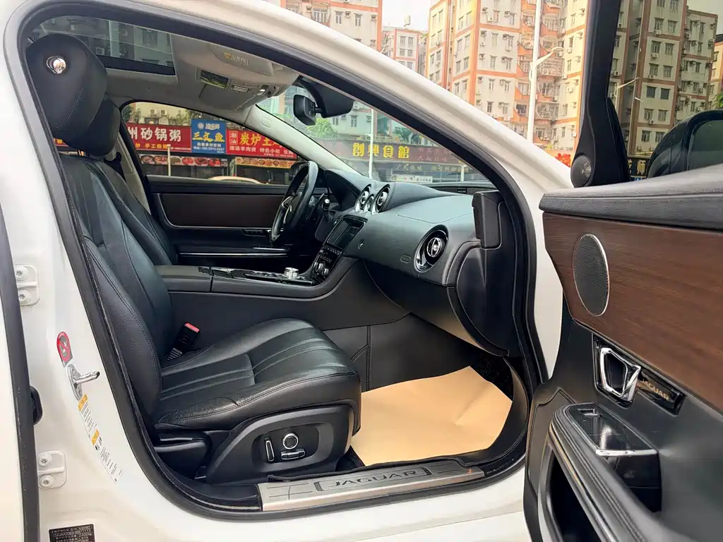 Jaguar XJ — миниатюра 8