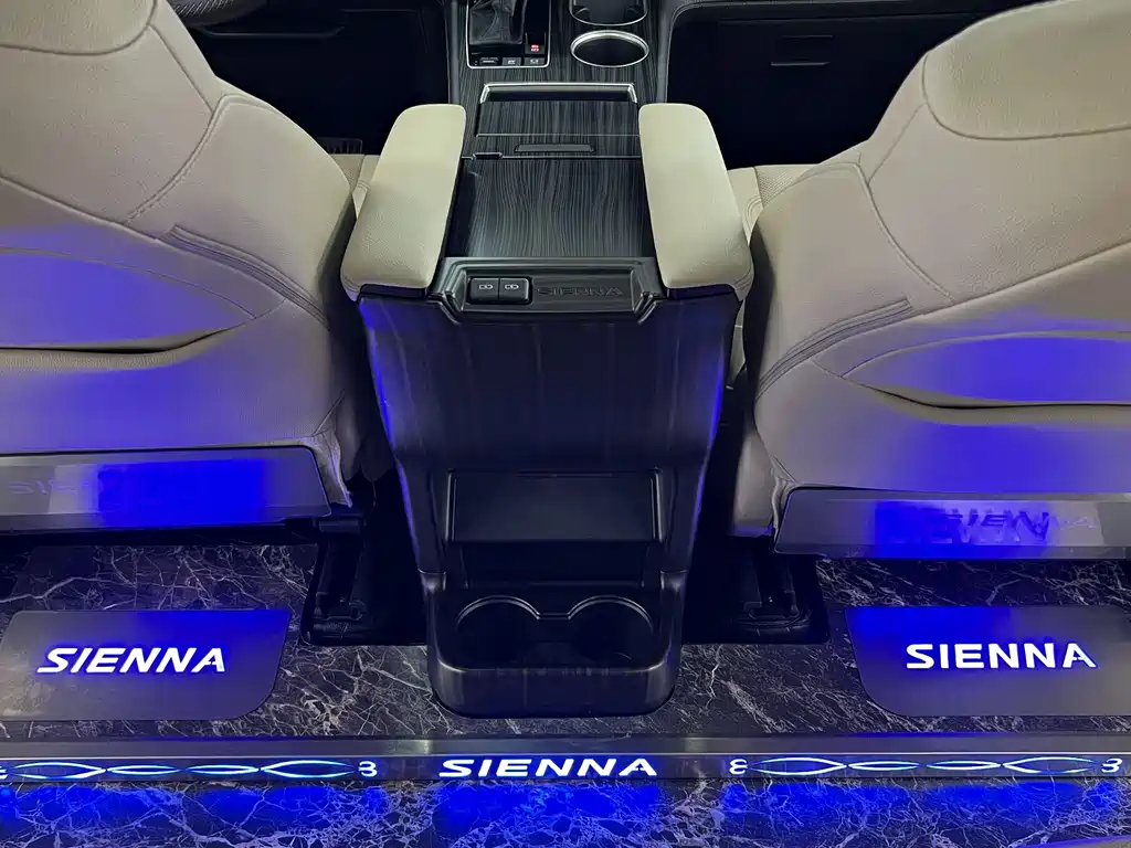 Toyota Sienna — миниатюра 10