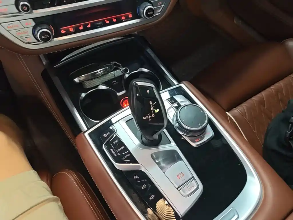 BMW 7 Series — миниатюра 14