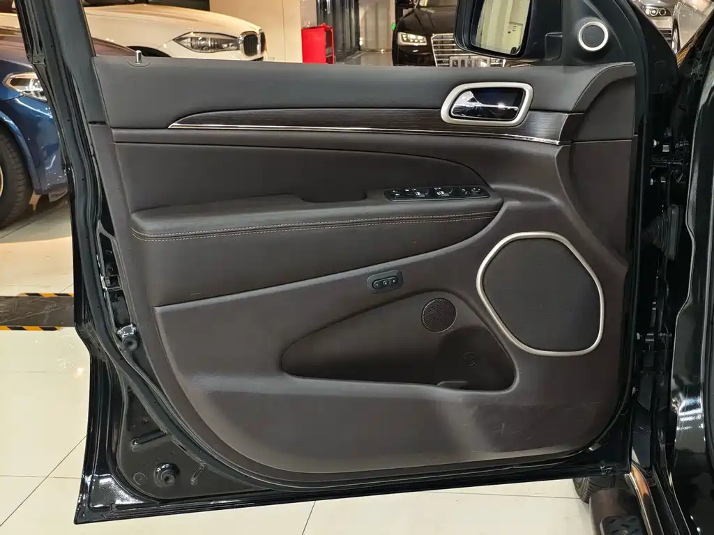 Jeep Grand Cherokee (Import) — миниатюра 4